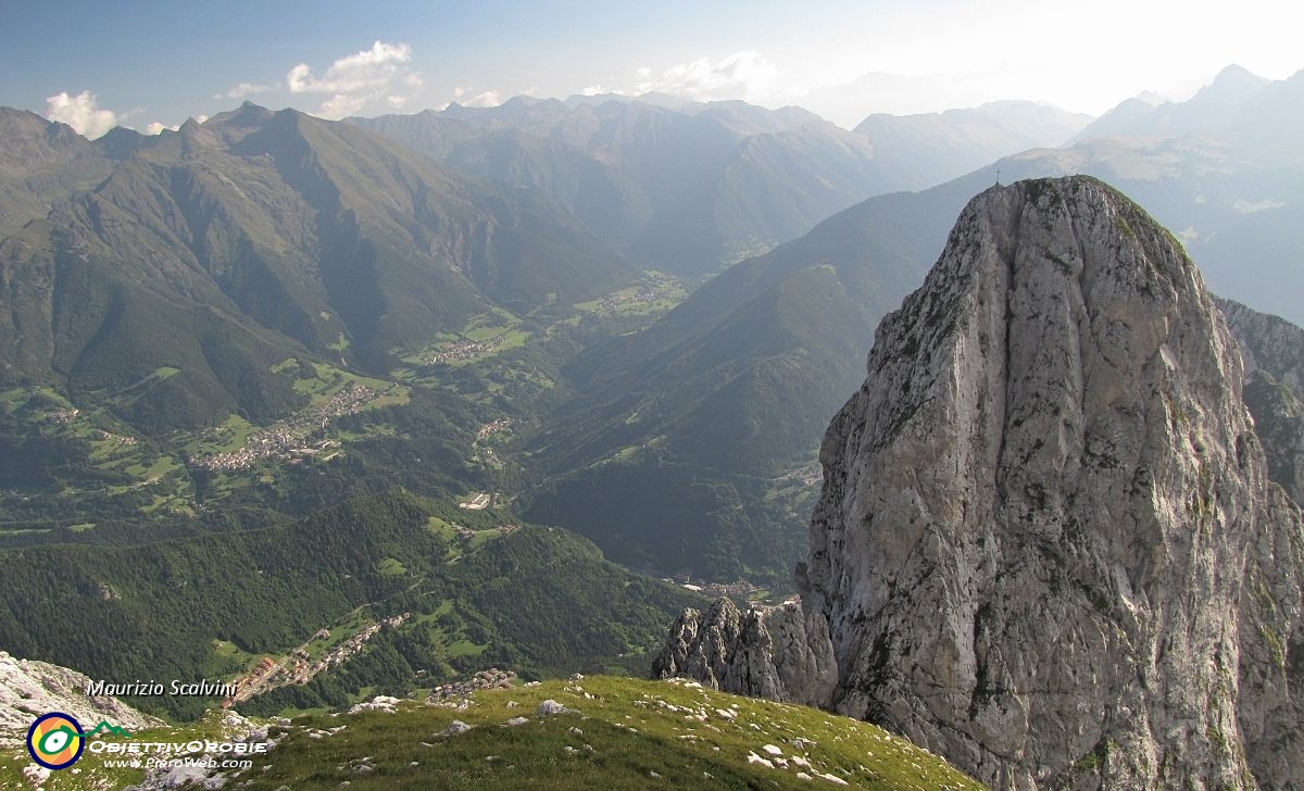 32 La Corna delle Quattro Matte e la Valle di Scalve....JPG